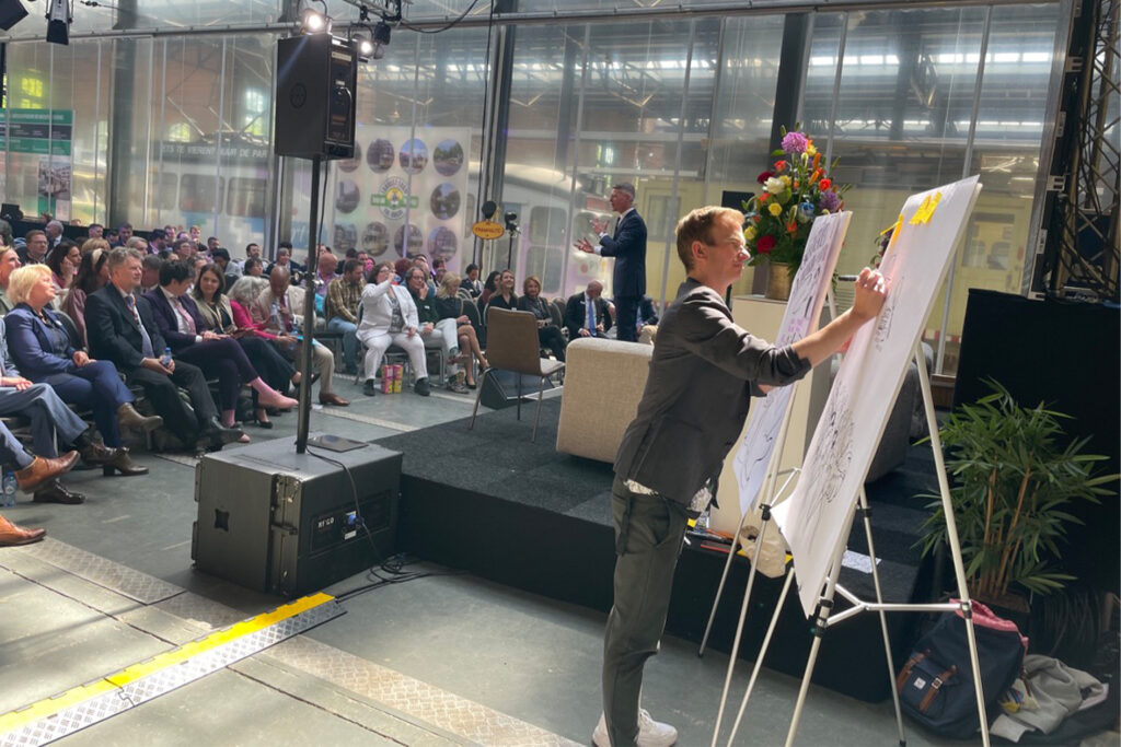 Live tekenaar Guy de Hoop tijdens een bijeenkomst